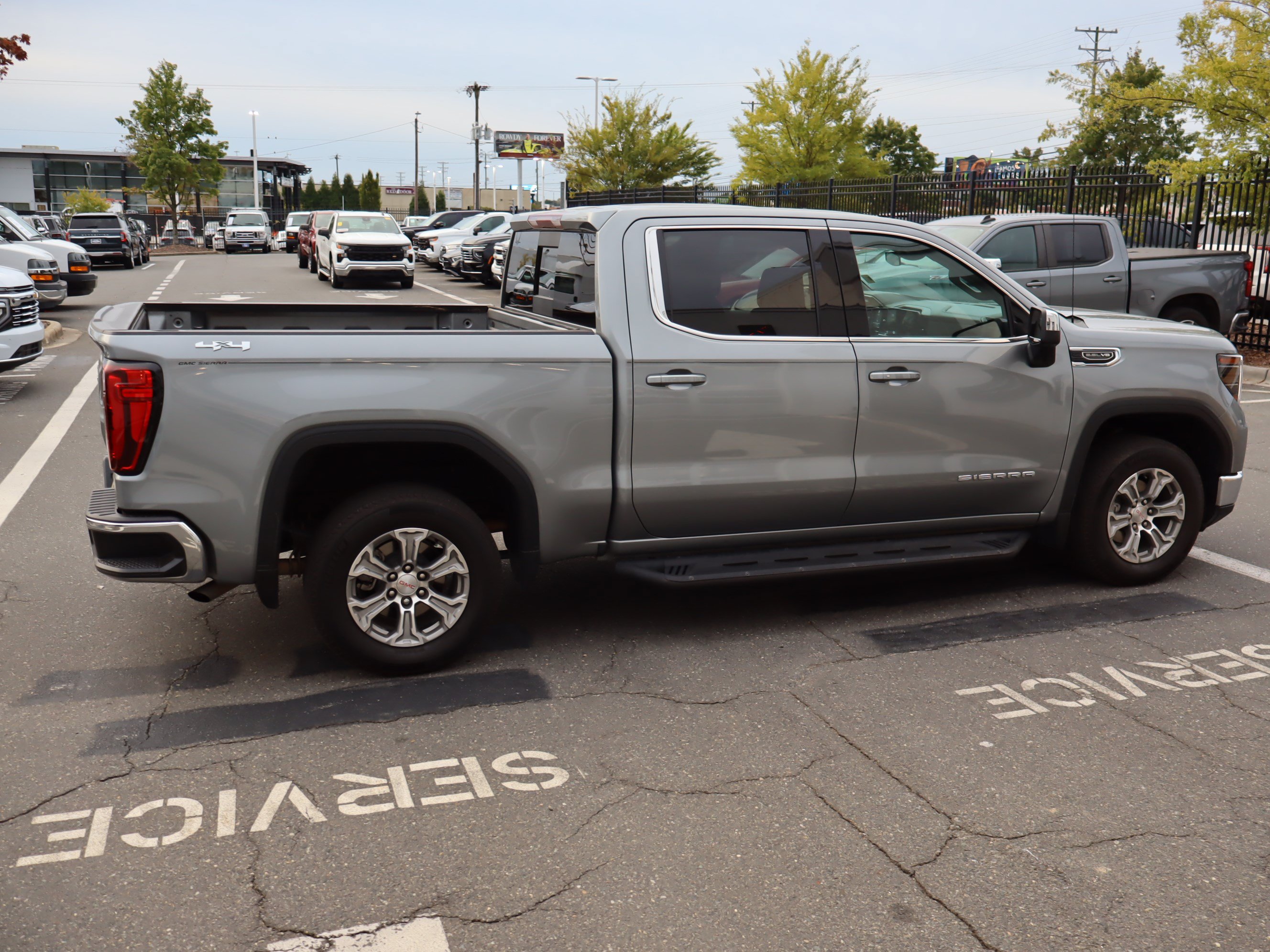 Used 2025 GMC Sierra 1500 SLE w/ Preferred Package AWD/4WD image 22