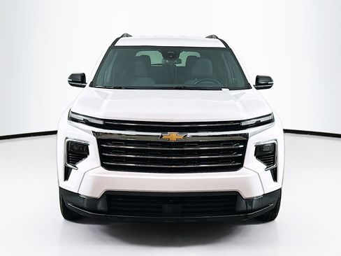 Used 2025 Chevrolet Traverse LT image 2