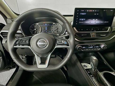 Used 2024 Nissan Altima 2.0 SR FWD image 11