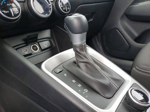 Used 2025 Hyundai Venue SEL FWD image 15