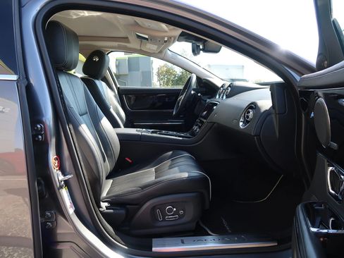 Used 2019 Jaguar XJ R-Sport image 22