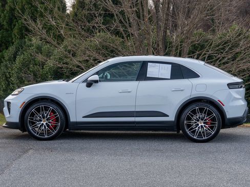 Certified 2025 Porsche Macan 4S Electric image 2