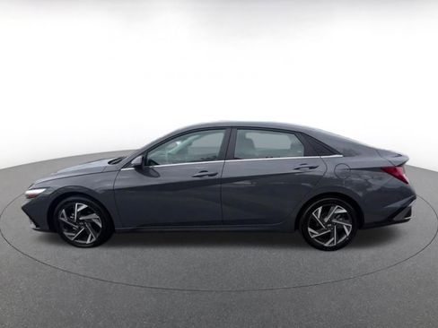 Used 2025 Hyundai Elantra Limited FWD image 9
