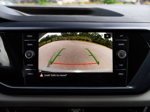 Used 2023 Volkswagen Taos SE w/ Panoramic Sunroof Package FWD image 31