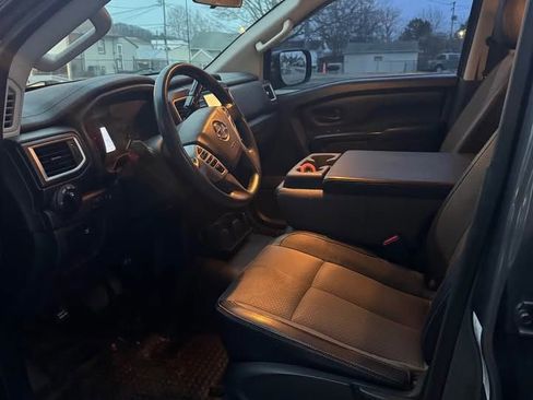 Used 2017 Nissan Titan SV image 14