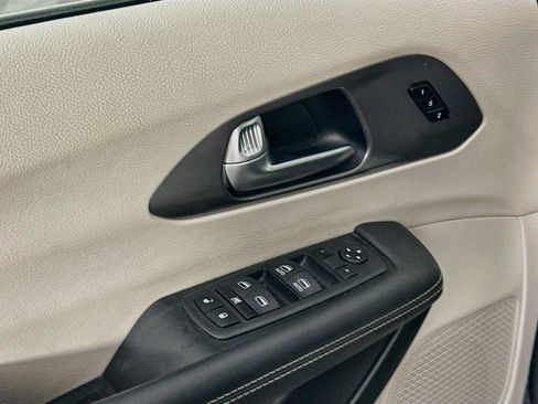 Certified 2023 Chrysler Pacifica Touring-L FWD image 26