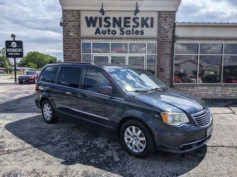 Used 2014 Chrysler Town & Country Touring FWD image 1