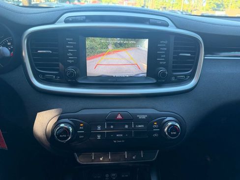 Used 2018 Kia Sorento FWD image 16