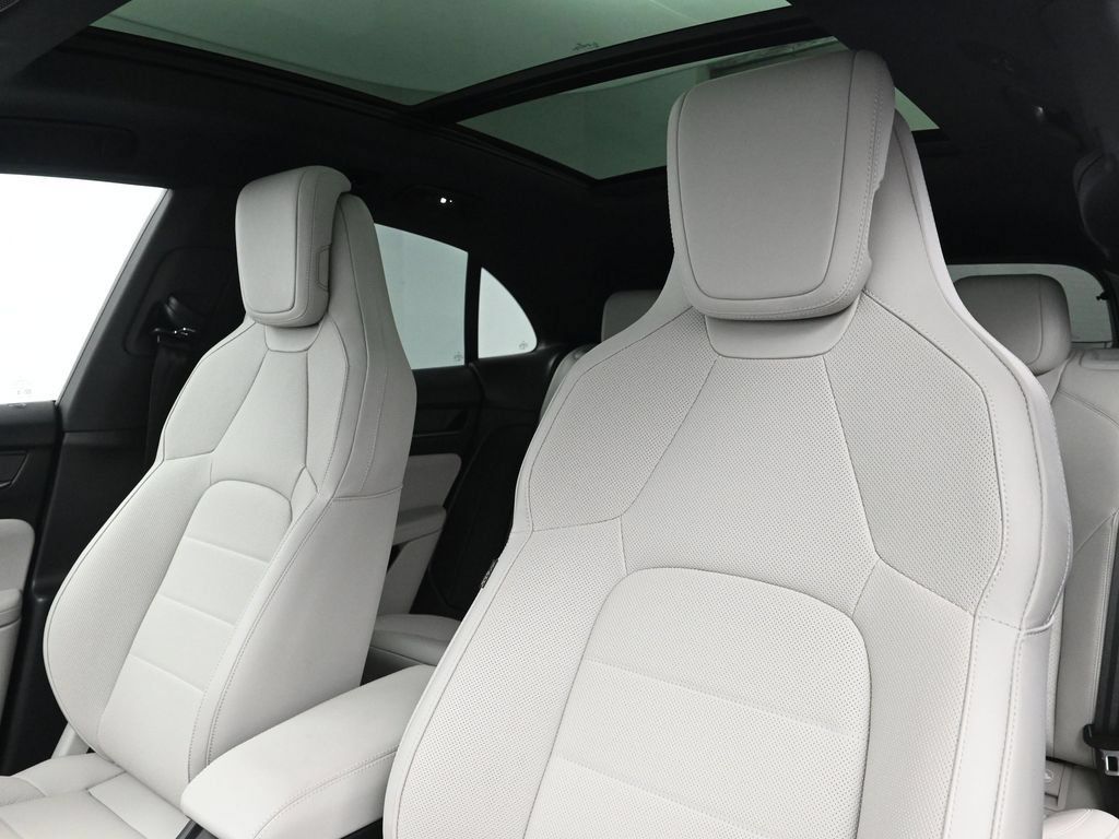 Certified 2025 Porsche Macan 4S Electric AWD/4WD image 5