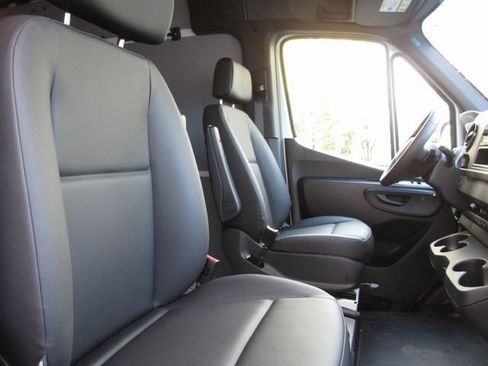 Used 2025 Mercedes-Benz Sprinter 2500 image 15