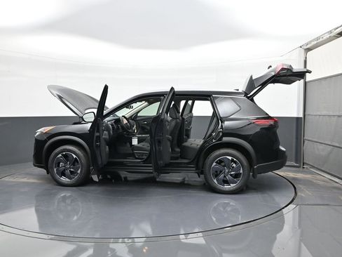 Used 2025 Nissan Rogue SV w/ SV Premium Package FWD image 32