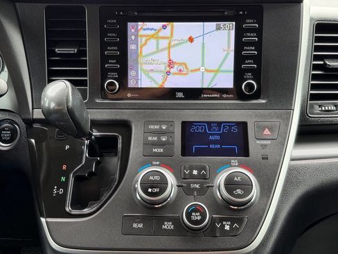 Used 2020 Toyota Sienna SE Premium w/ Nightshade Edition FWD image 36
