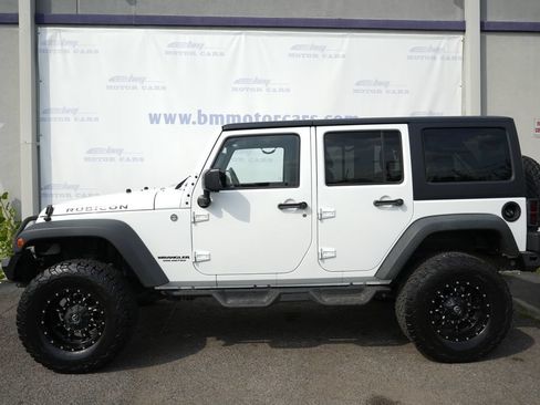 Used 2015 Jeep Wrangler Unlimited Rubicon w/ Connectivity Group AWD/4WD image 8