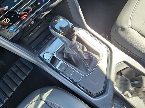 Certified 2025 Volkswagen Taos SE FWD image 18