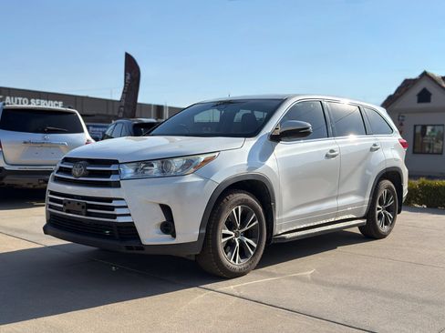 Used 2018 Toyota Highlander LE FWD image 3