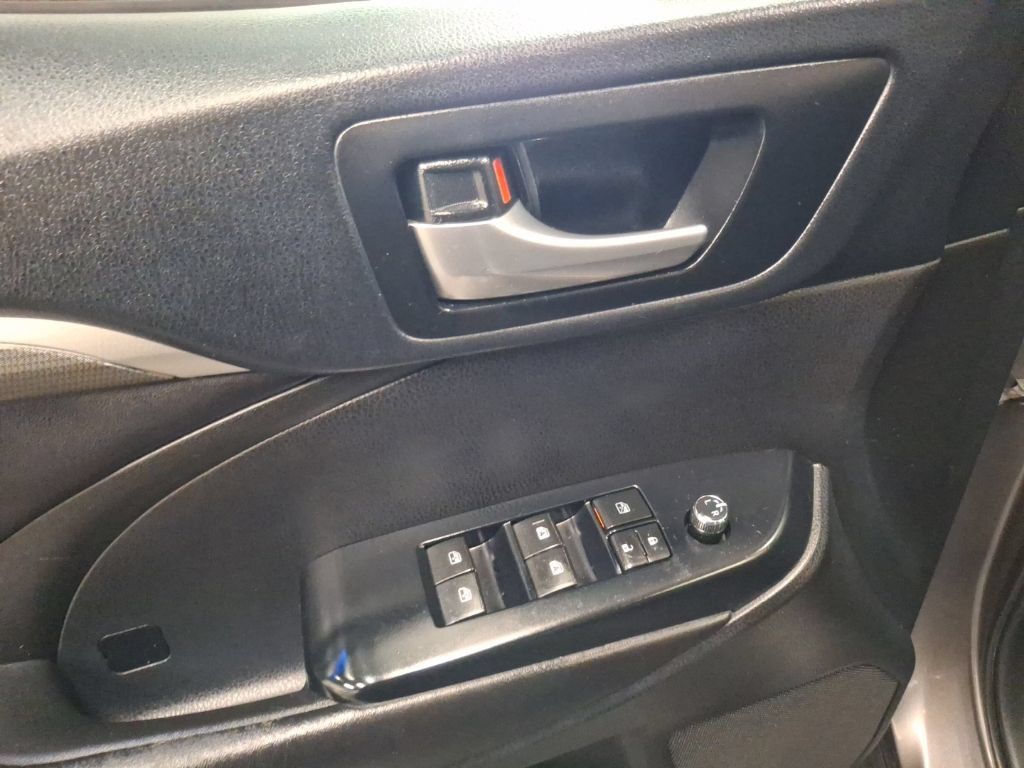 Used 2018 Toyota Highlander SE AWD/4WD image 14