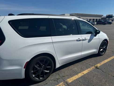 Used 2025 Chrysler Pacifica Limited FWD image 13