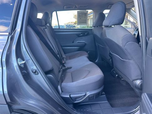 Used 2025 Toyota Highlander LE image 27