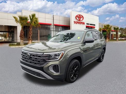 Used 2024 Volkswagen Atlas Peak Edition SE image 8