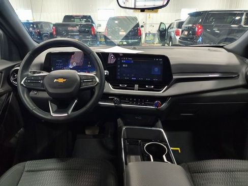 Used 2025 Chevrolet Equinox LT w/ Safety and Technology Package AWD/4WD image 4