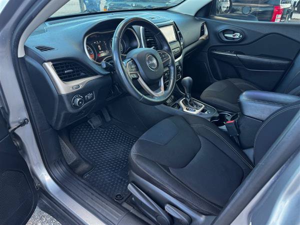 Used 2015 Jeep Cherokee Latitude w/ Cold Weather Group FWD image 9