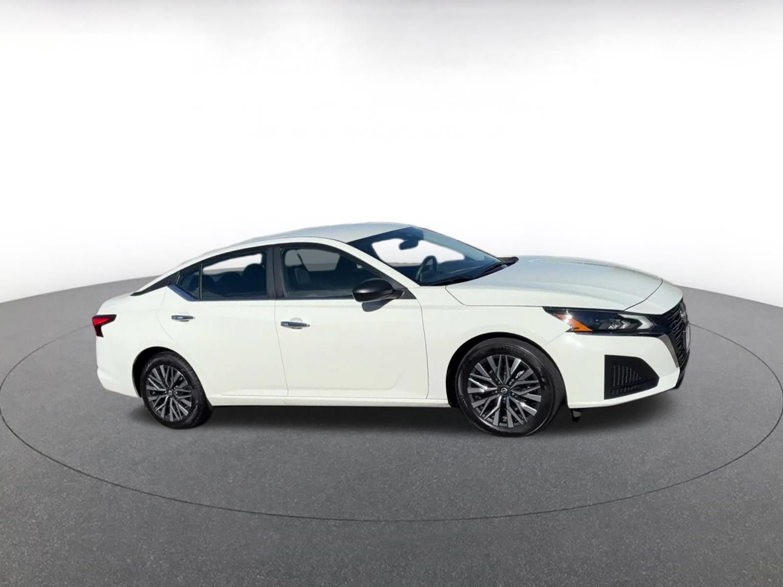 Used 2025 Nissan Altima 2.5 SV FWD image 2