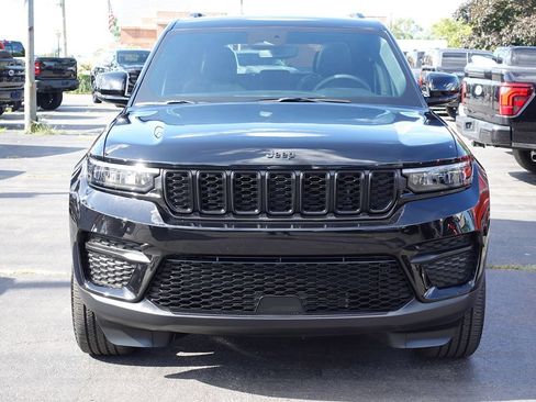 Used 2024 Jeep Grand Cherokee Altitude AWD/4WD image 5