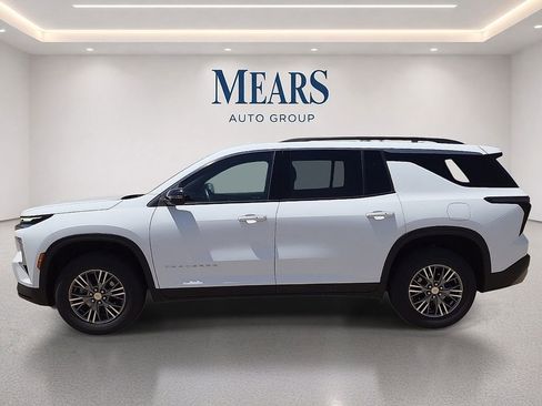 Used 2024 Chevrolet Traverse LT AWD/4WD image 2