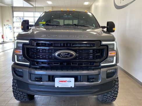 Used 2022 Ford F250 Lariat w/ Black Appearance Package image 3