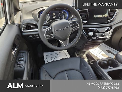 New 2026 Chrysler Pacifica Select image 9