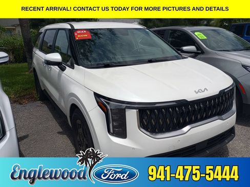Used 2025 Kia Carnival FWD image 1