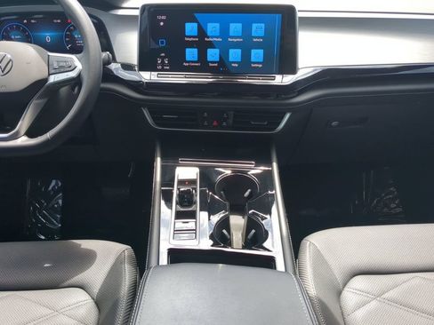 Used 2024 Volkswagen Atlas Cross Sport SE w/ Panoramic Sunroof Package FWD image 18
