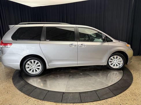Used 2011 Toyota Sienna LE image 14