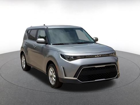 Used 2025 Kia Soul LX w/ LX Technology Package FWD image 3