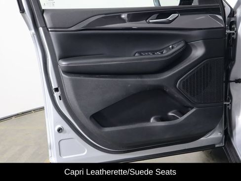 Used 2023 Jeep Grand Cherokee Altitude AWD/4WD image 18