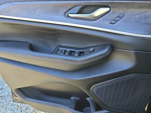 New 2025 Jeep Grand Cherokee L Limited w/ Black Appearance Package AWD/4WD image 29