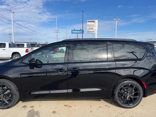 New 2026 Chrysler Pacifica Select w/ S Appearance Package FWD image 8