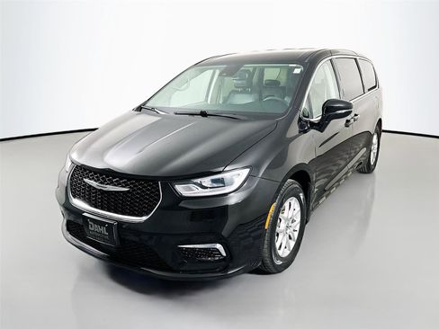 Used 2024 Chrysler Pacifica Touring-L FWD image 4