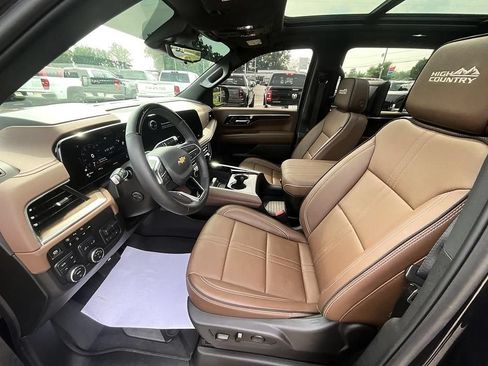 Used 2025 Chevrolet Tahoe High Country AWD/4WD image 17