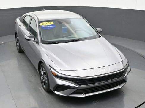 Certified 2025 Hyundai Elantra Sport image 38