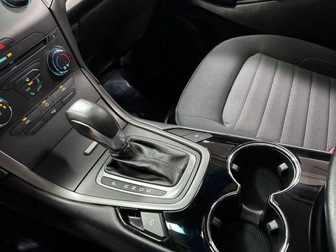 Used 2018 Ford Edge SE FWD image 18