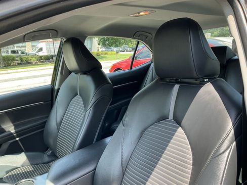 Used 2020 Toyota Camry SE FWD image 21