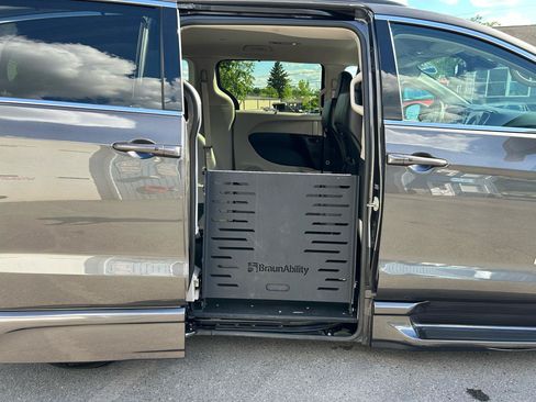 Used 2022 Chrysler Pacifica Touring-L FWD image 24