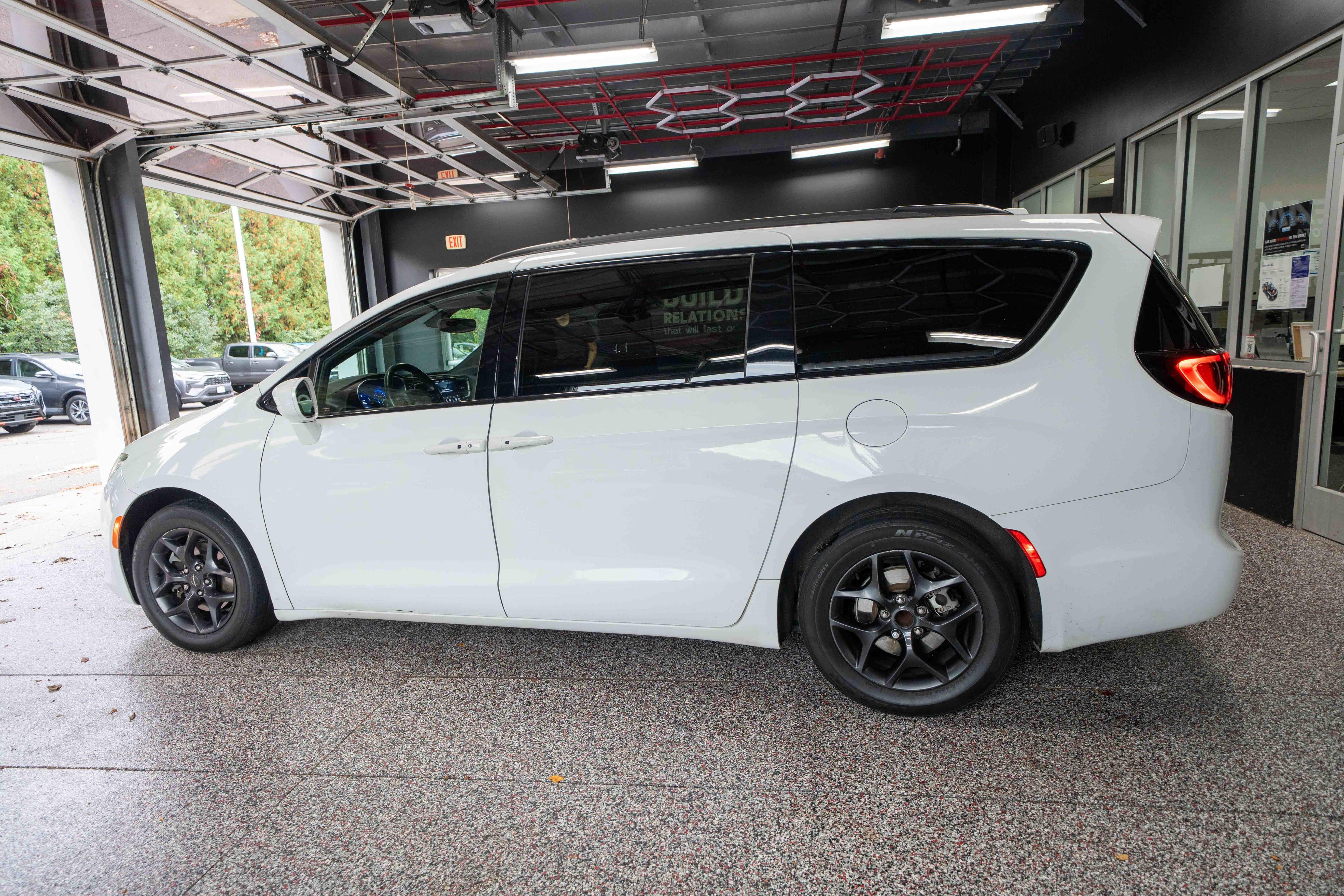 Used 2020 Chrysler Pacifica Touring-L FWD image 2