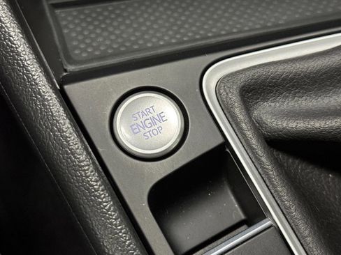 Used 2025 Volkswagen Jetta SE w/ Sunroof Package image 22