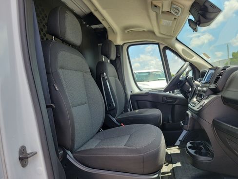 Used 2025 RAM ProMaster 2500 w/ U-Haul Equipment Group FWD image 17