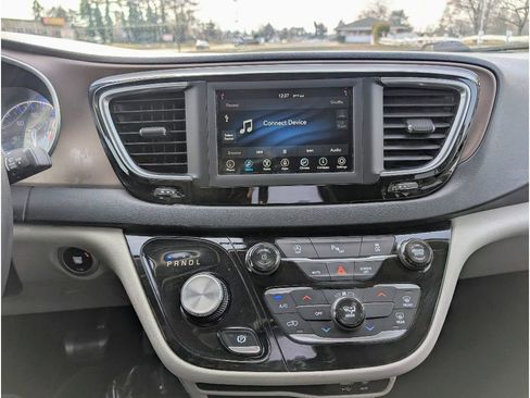 Used 2018 Chrysler Pacifica LX FWD image 26