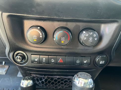 Used 2018 Jeep Wrangler Unlimited Sahara AWD/4WD image 17