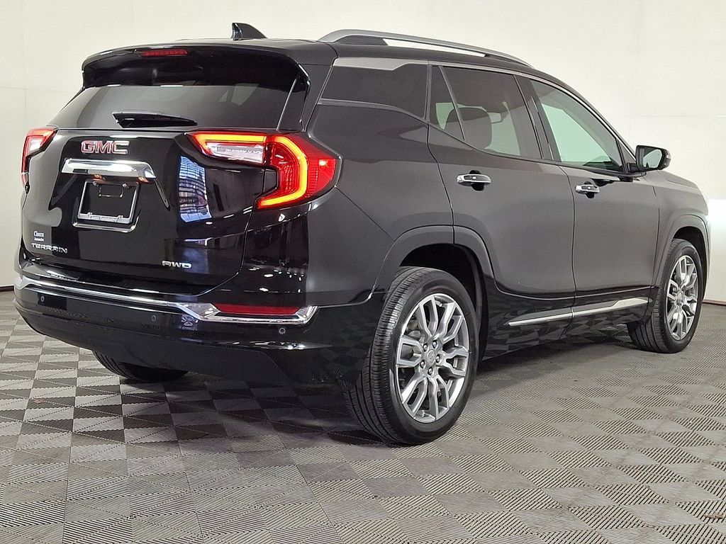 Used 2023 GMC Terrain Denali w/ Denali Premium Package AWD/4WD image 9
