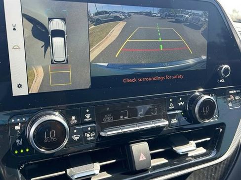 Used 2023 Toyota Highlander Platinum image 18